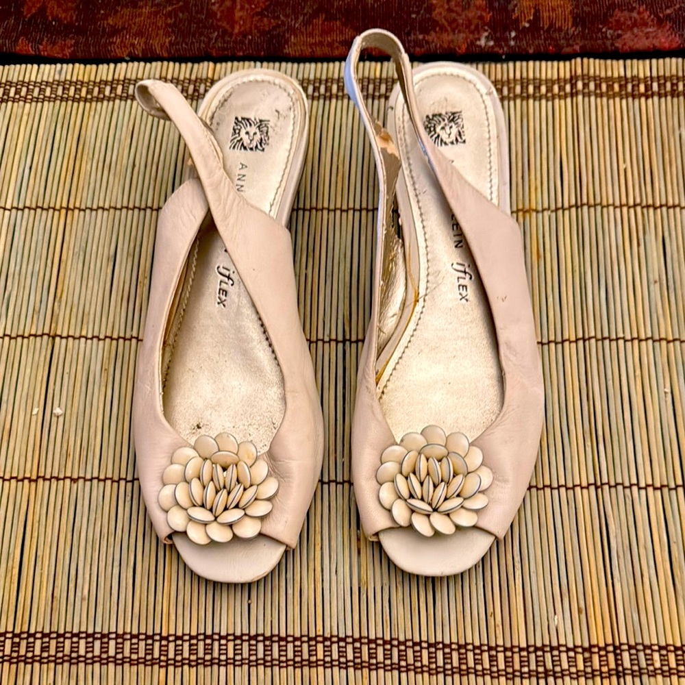 Anne Klein beige leather flat shoes.